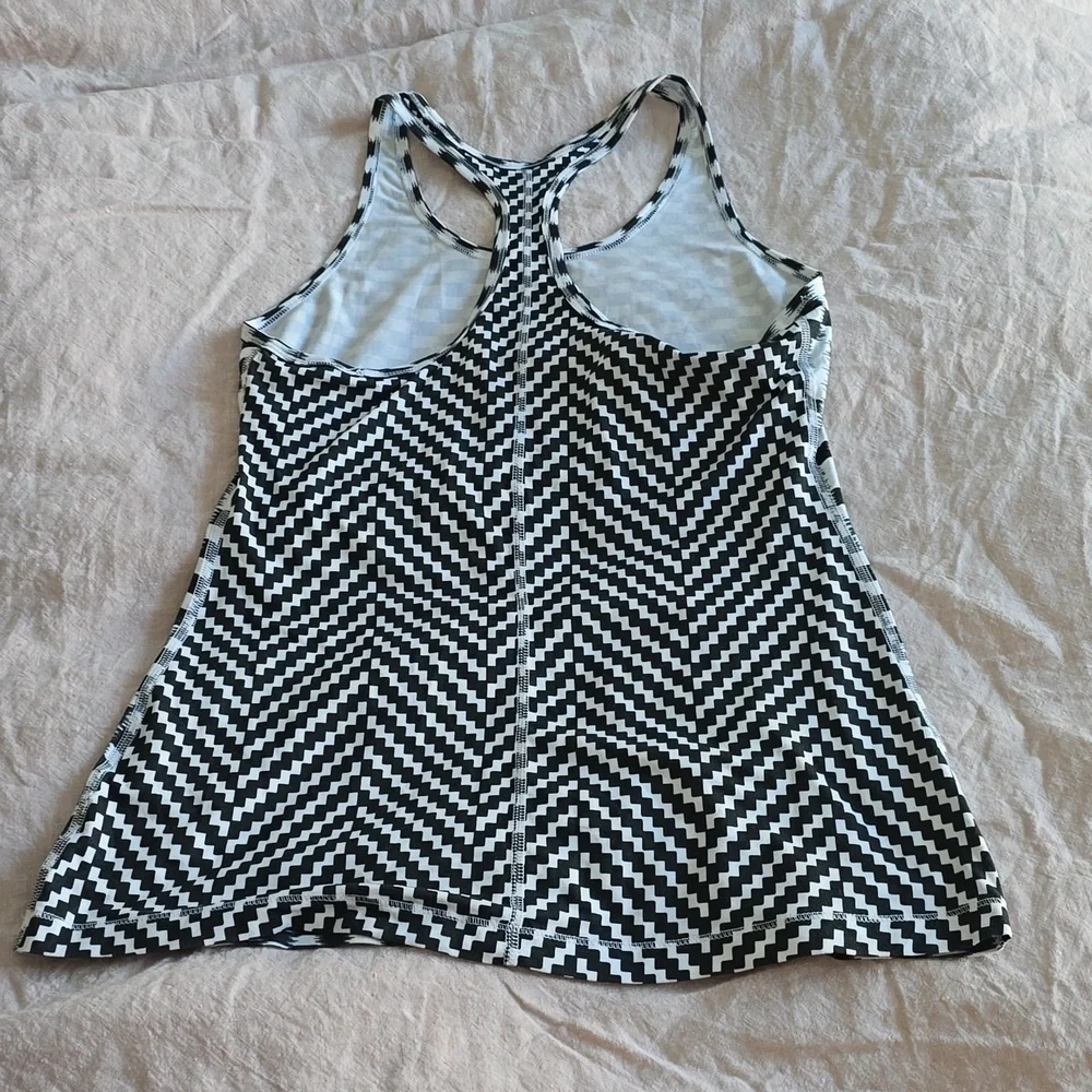 Nike Dri-Fit Workout Tank Size Medium - Picture 5 of 5